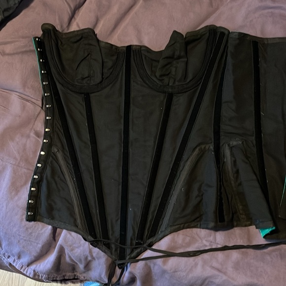 Corset - Picture 4 of 6